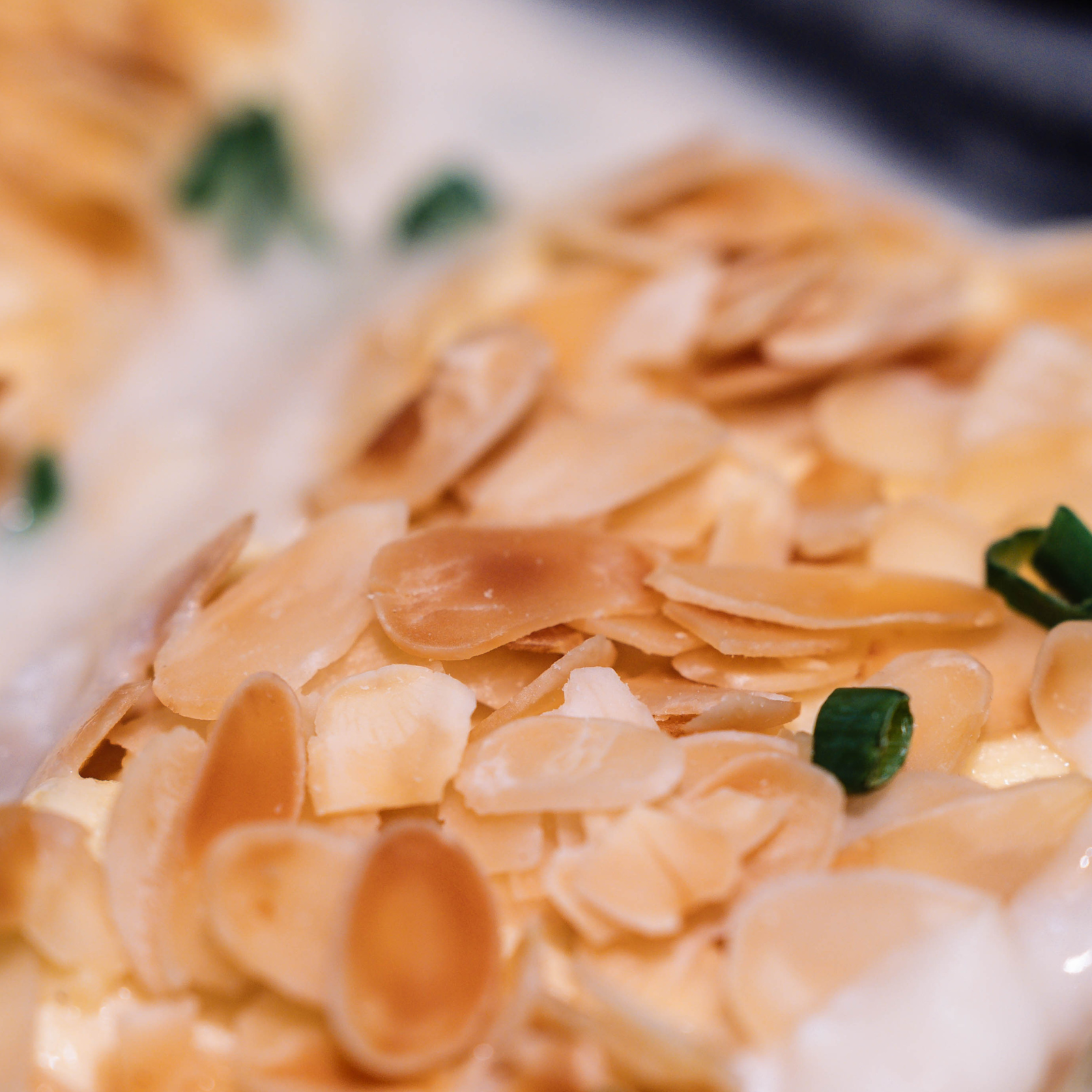 Pavé d’espadon aux amandes, jus aux herbes, infusion serpolette maison 16